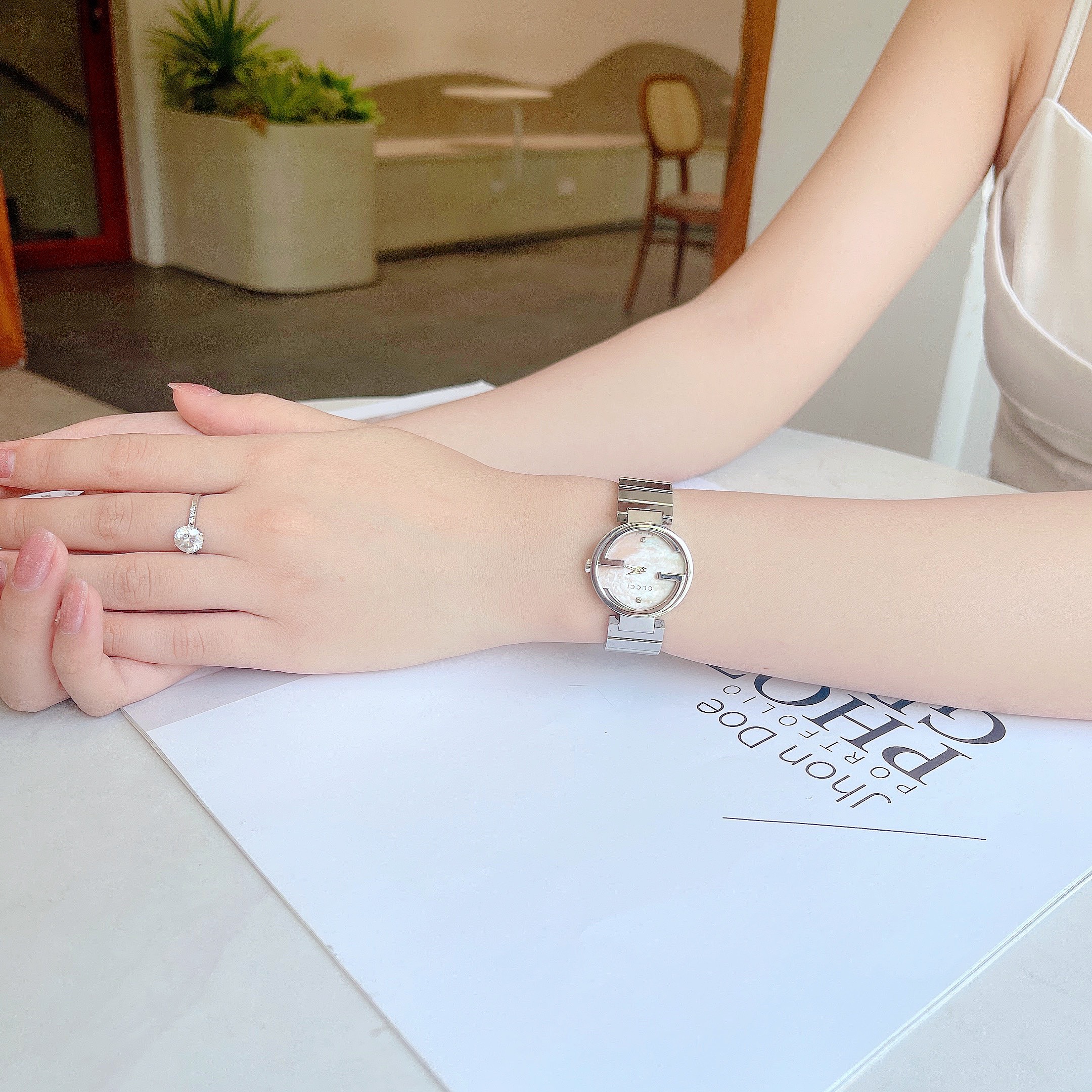 Ảnh 5 của ĐỒNG HỒ NỮ Gucci Interlocking YA133401 29MM