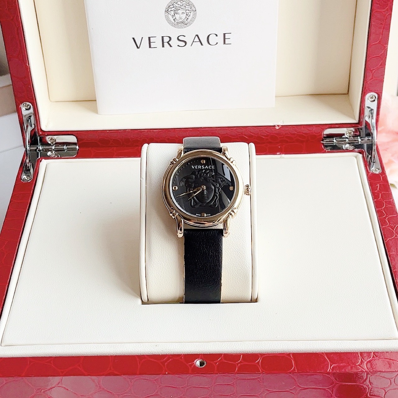 (ĐỒNG HỒ NỮ) Versace Safety Pin Quartz Black Dial Black Leather VEPN00320 34mm