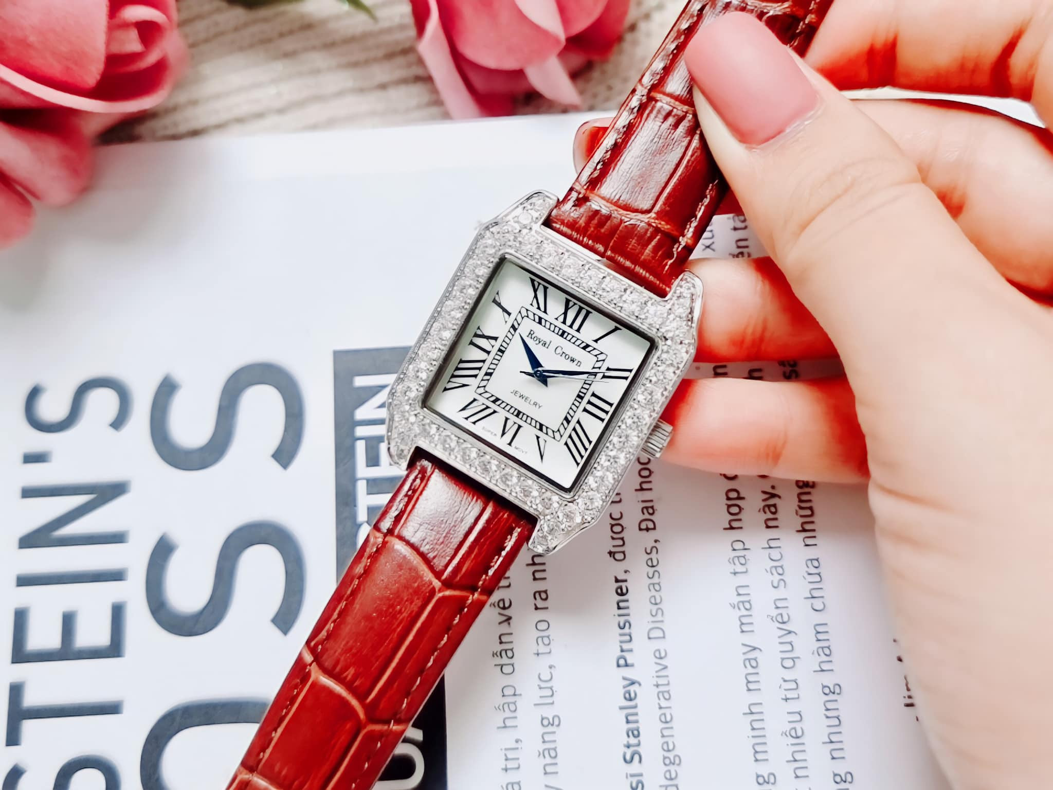 Ảnh 4 của (ĐỒNG HỒ NỮ) Royal Crowm Quartz 6104M Vuông Da Đỏ