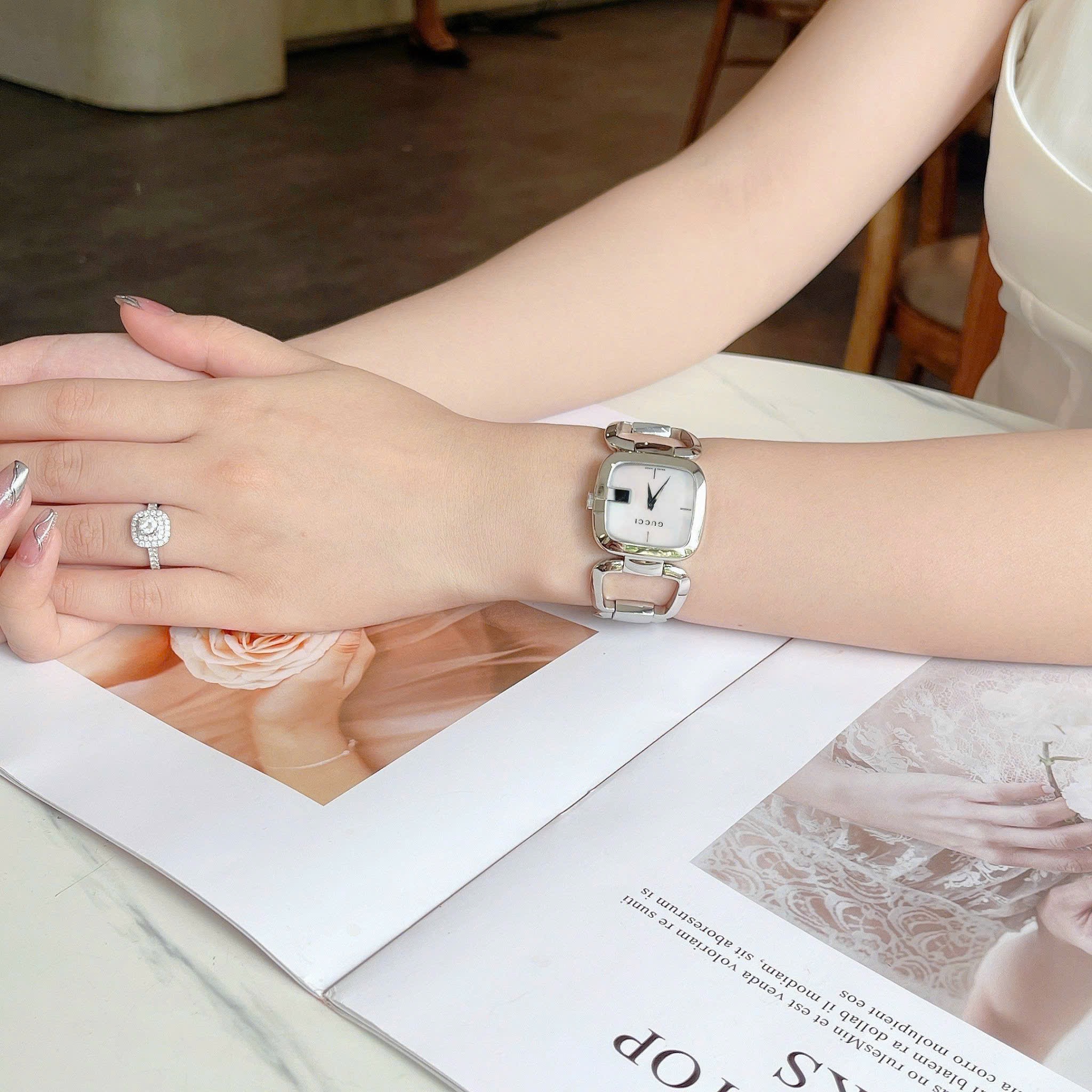 Ảnh 4 của (ĐỒNG HỒ NỮ) Gucci 125 G Gucci Mother Of Pearl Dial Silver Tone YA125404 30x32mm