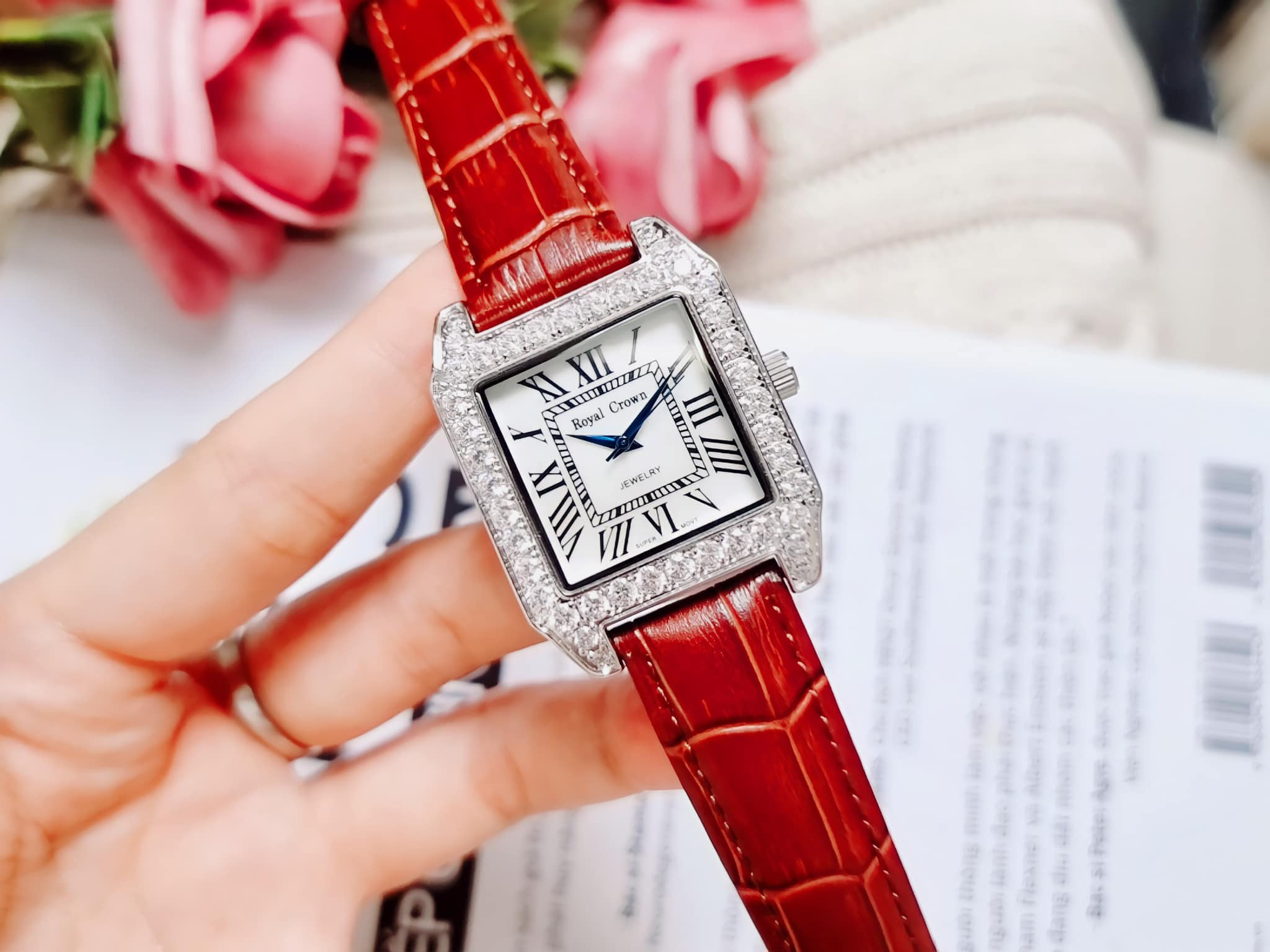 (ĐỒNG HỒ NỮ) Royal Crowm Quartz 6104M Vuông Da Đỏ