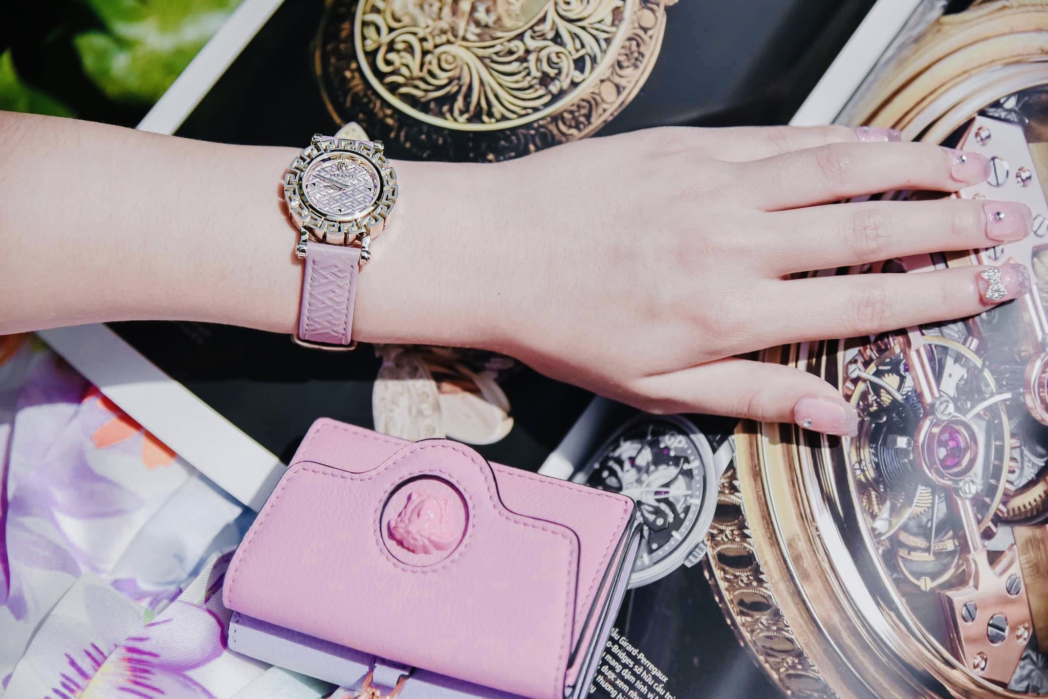 Ảnh 4 của (ĐỒNG HỒ NỮ) Versace Greca Glam Light Pink Dial Light Pink Leather VE2Q00222 30mm