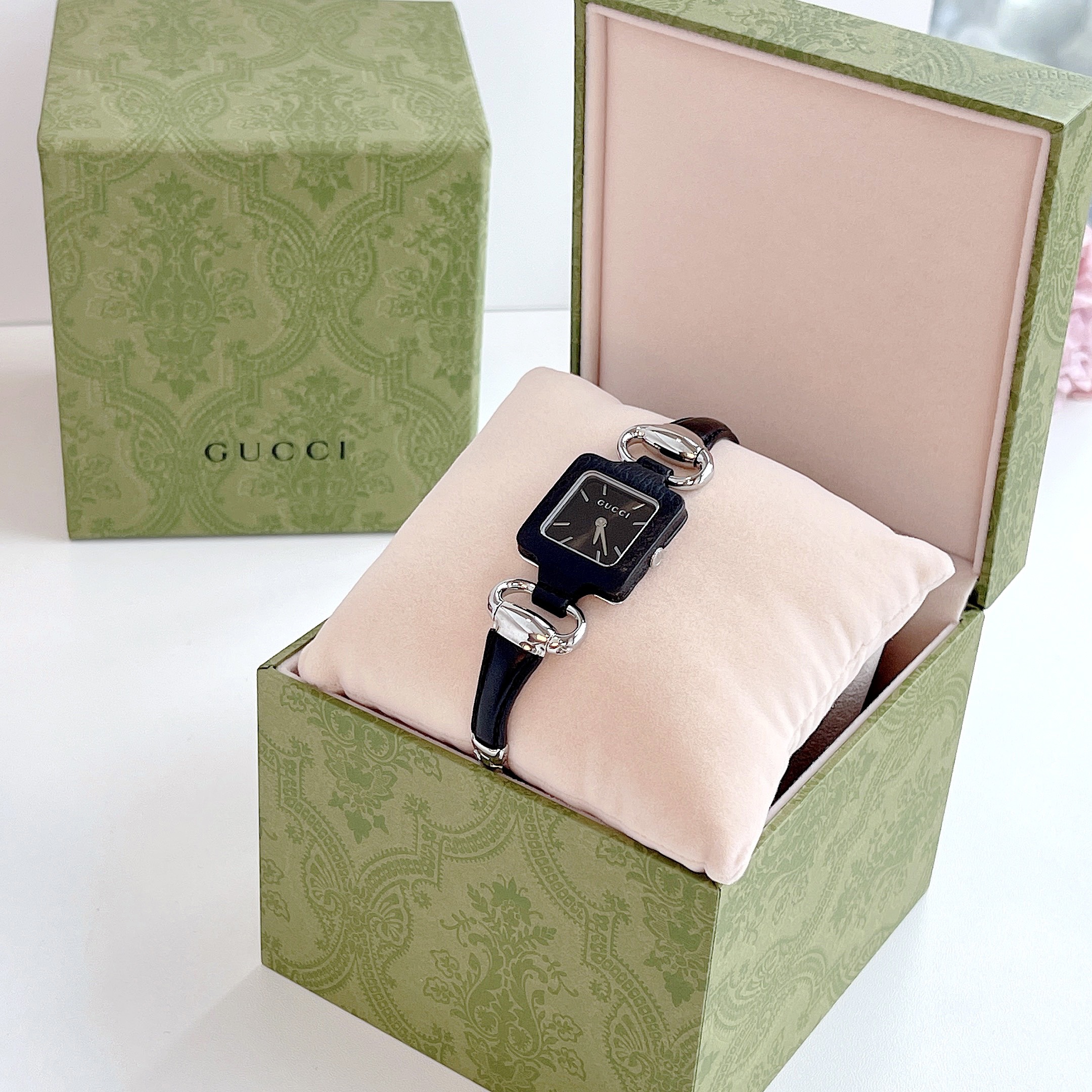 Ảnh 2 của (ĐỒNG HỒ NỮ) Gucci 1921 Black Dial Leather Strap YA130402 26mm